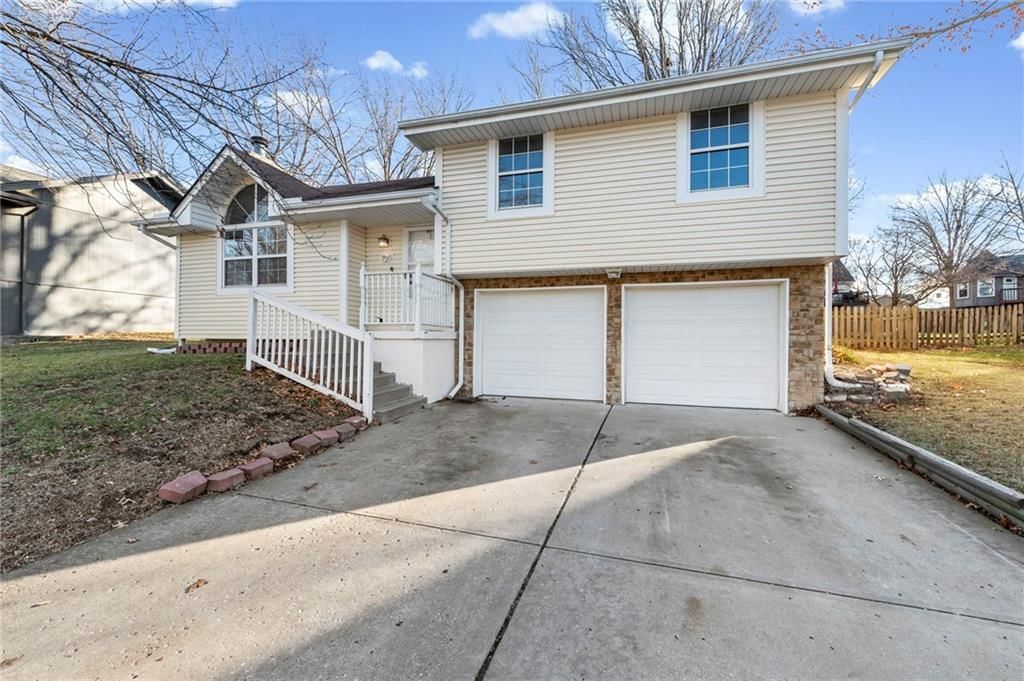 725 NE Lyon Drive — photo 2