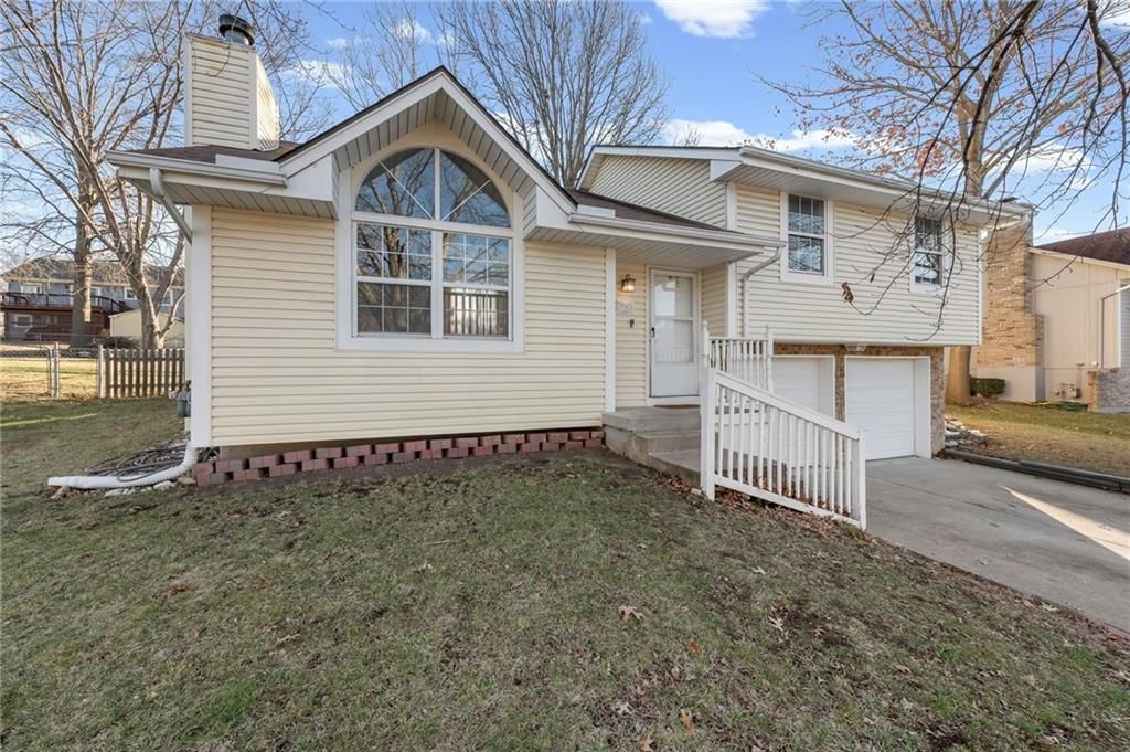725 NE Lyon Drive — photo 3