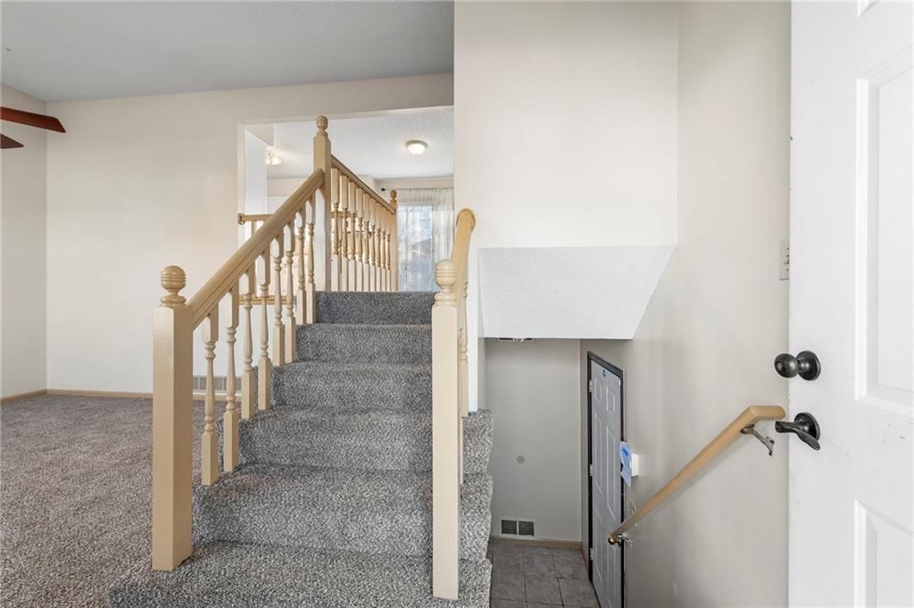 725 NE Lyon Drive — photo 4