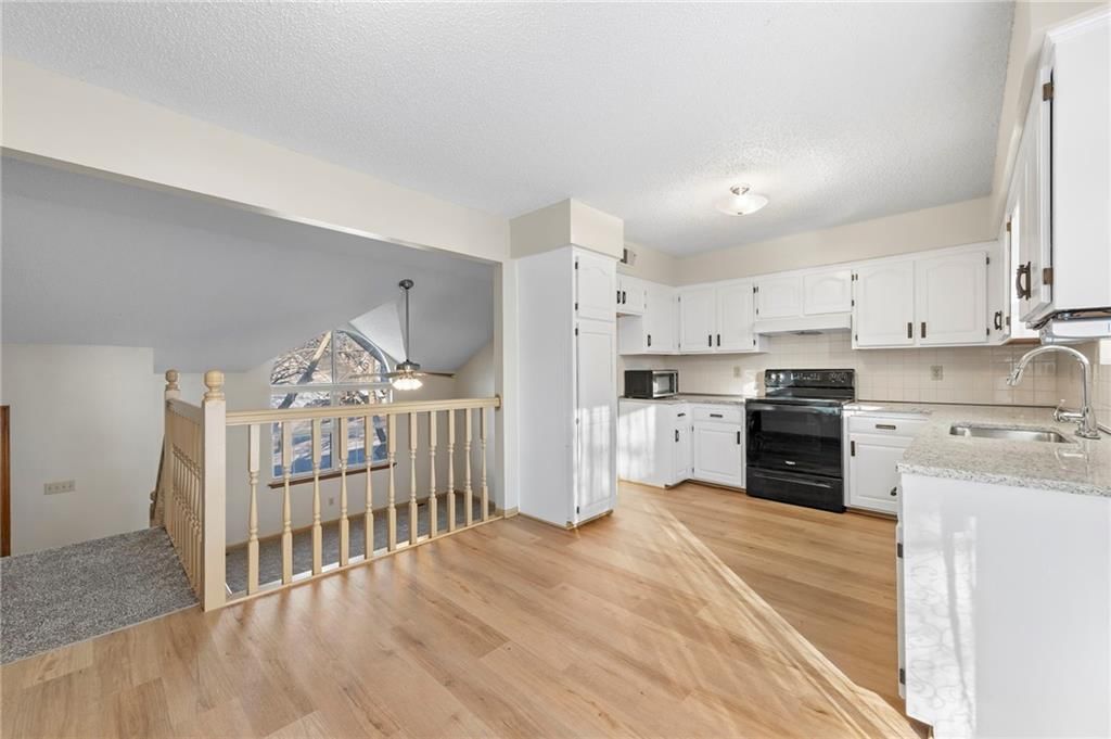 725 NE Lyon Drive — photo 8