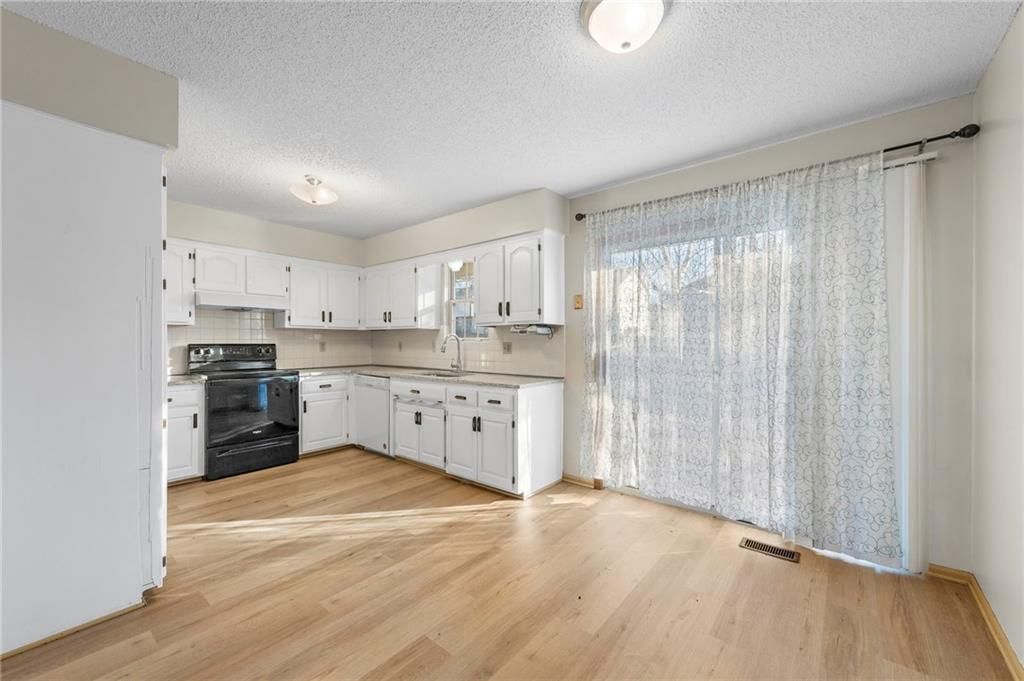 725 NE Lyon Drive — photo 10
