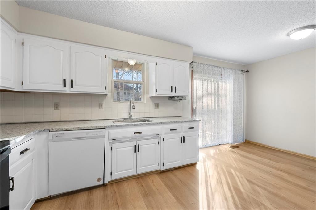 725 NE Lyon Drive — photo 11