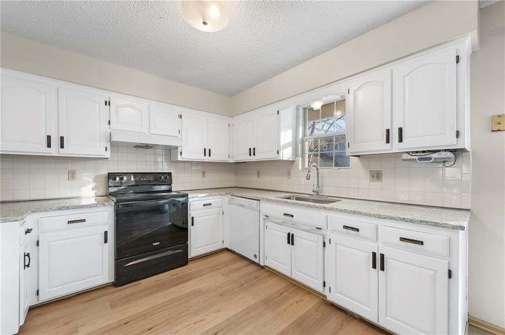 725 NE Lyon Drive — photo 12