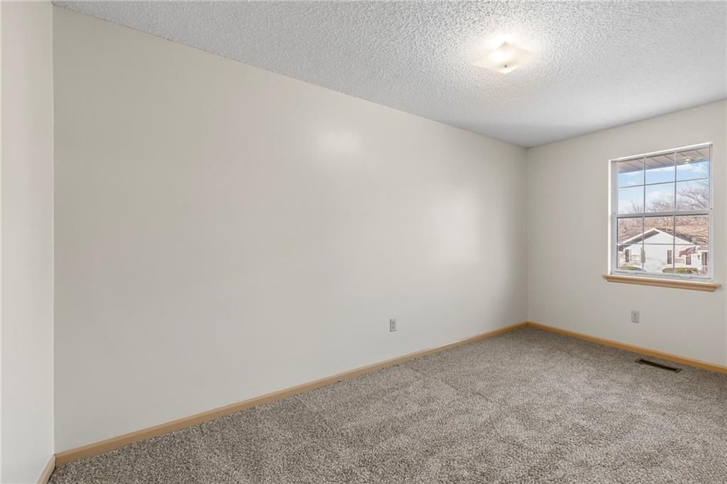 725 NE Lyon Drive — photo 18