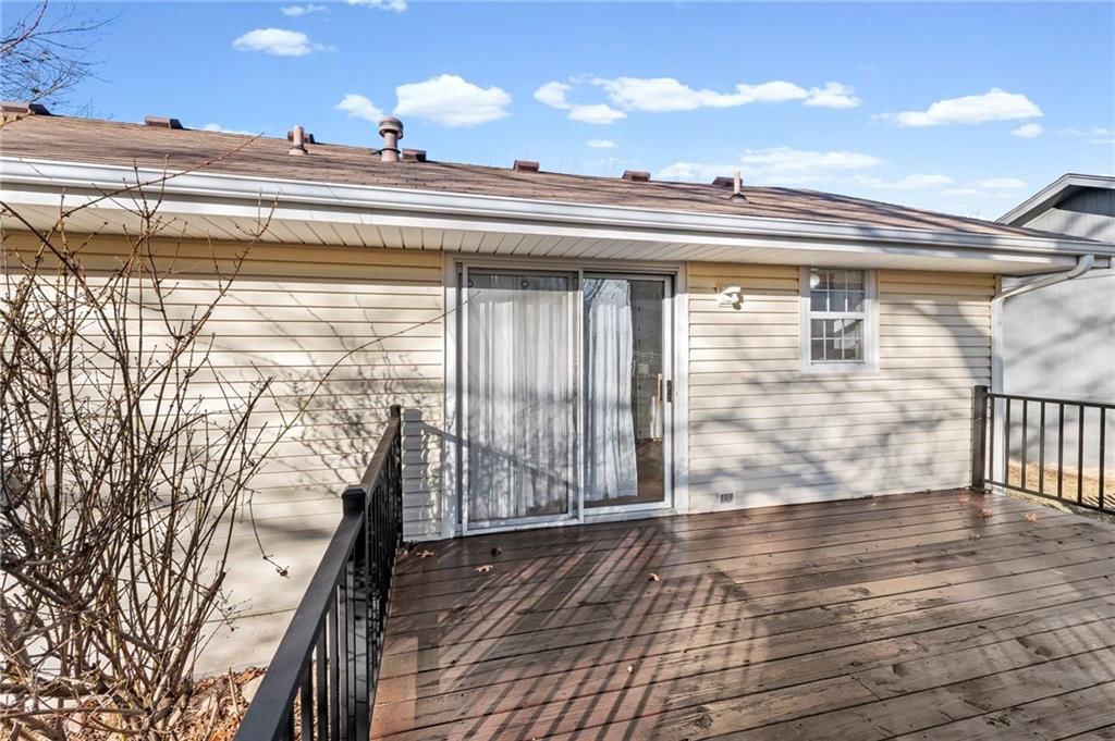 725 NE Lyon Drive — photo 27