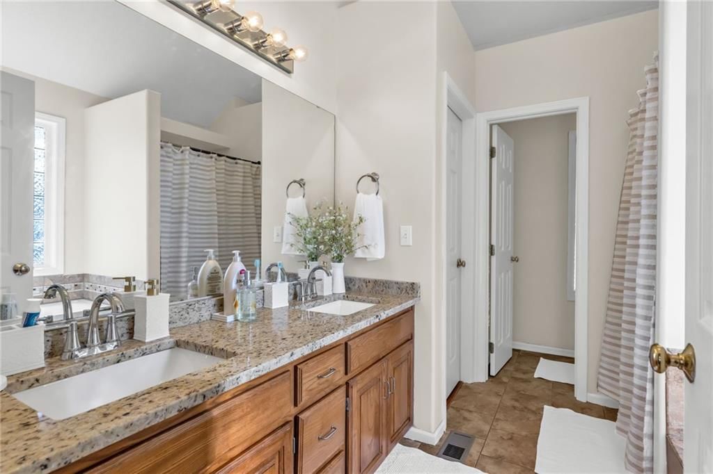 10916 N OXFORD Avenue — photo 17