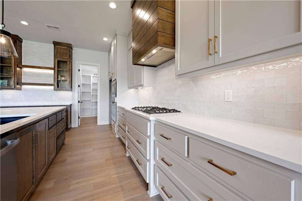 Photo 13 of 59 - 17401 Parkhill Street, Overland Park, KS 66221