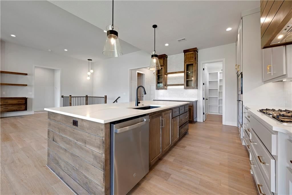 Photo 14 of 59 - 17401 Parkhill Street, Overland Park, KS 66221