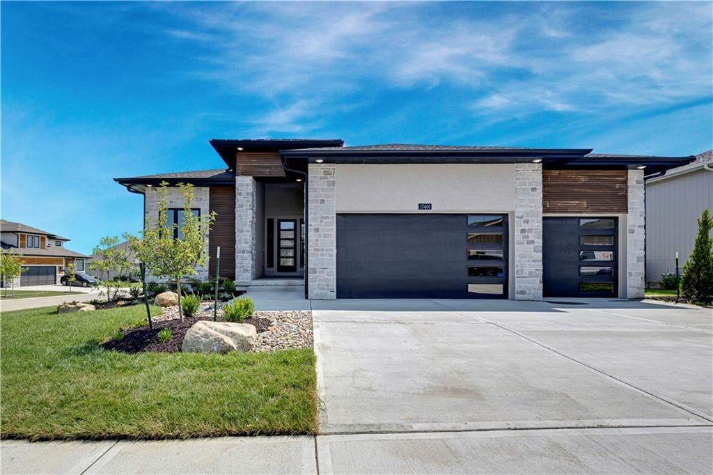 Photo 3 of 59 - 17401 Parkhill Street, Overland Park, KS 66221