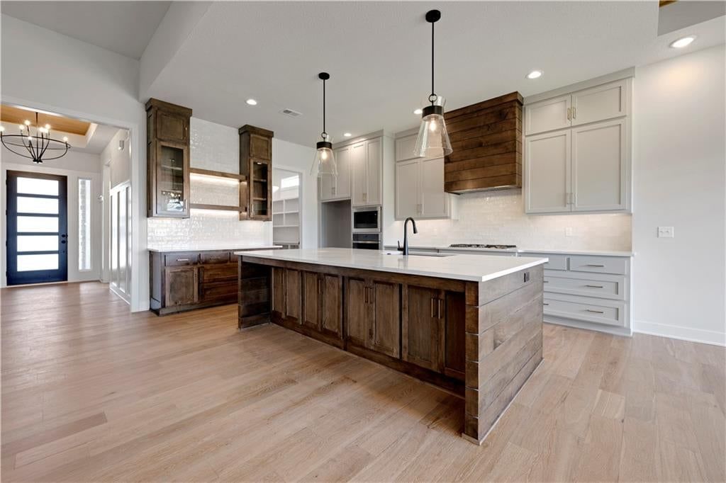 Photo 12 of 59 - 17401 Parkhill Street, Overland Park, KS 66221