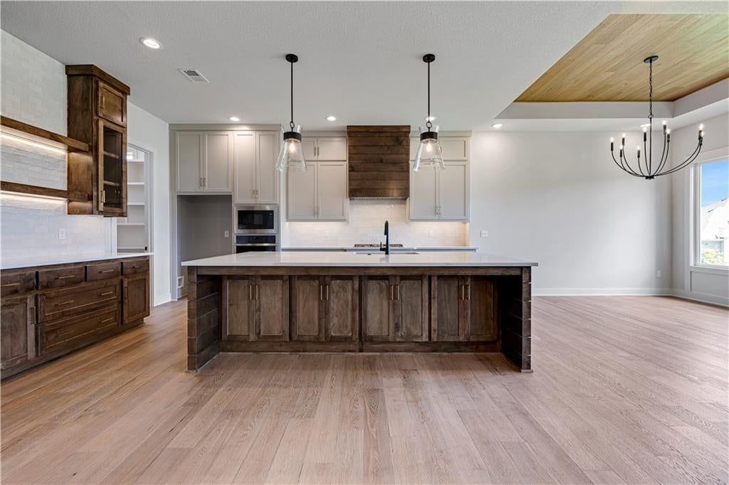 Photo 11 of 59 - 17401 Parkhill Street, Overland Park, KS 66221