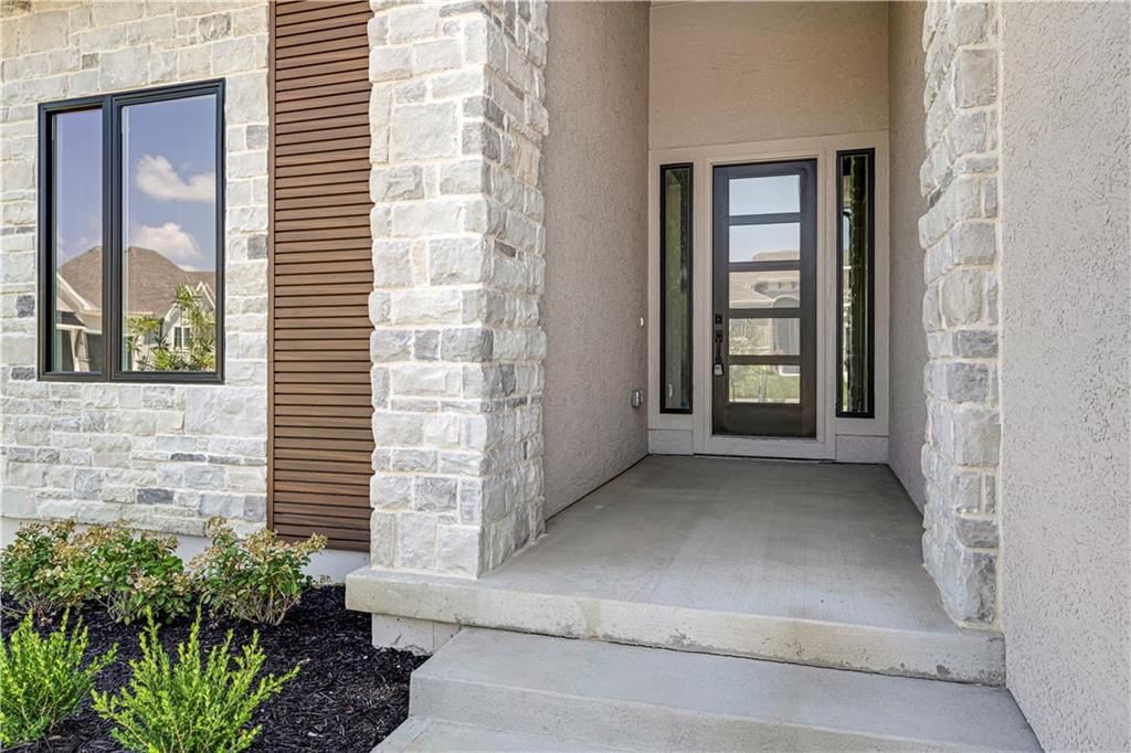 Photo 2 of 59 - 17401 Parkhill Street, Overland Park, KS 66221