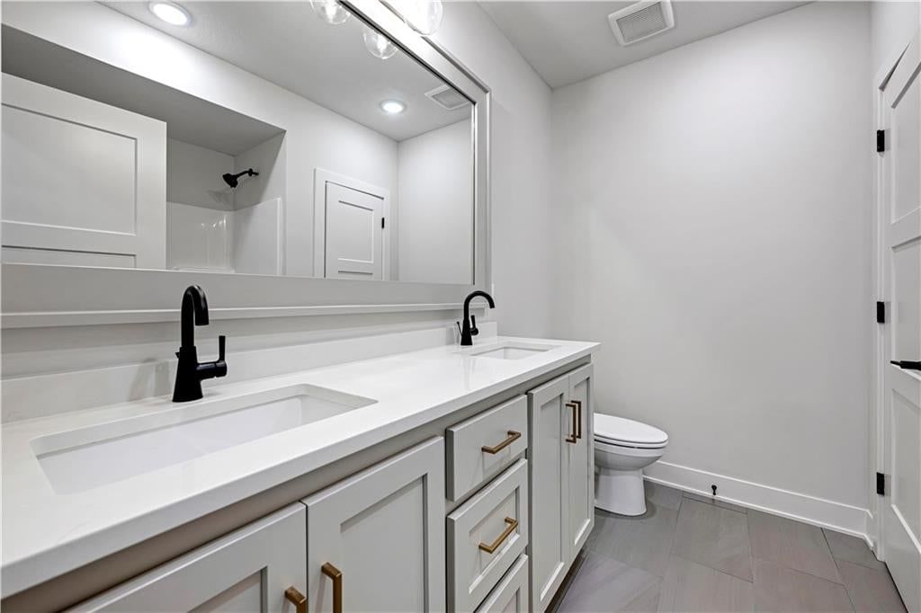 Photo 37 of 59 - 17401 Parkhill Street, Overland Park, KS 66221