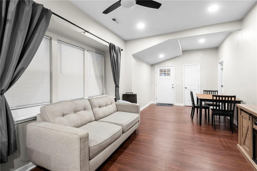 1120 Splitlog Avenue — photo 3