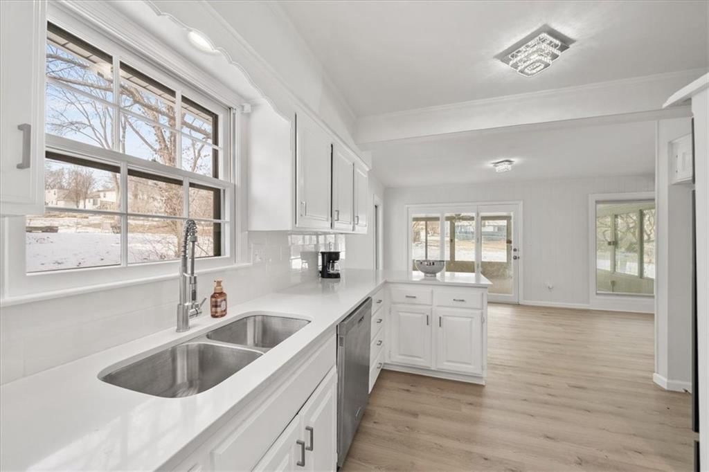 818 W 122nd Terrace — photo 6