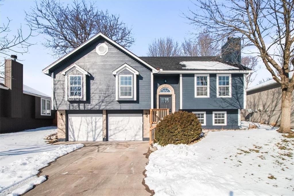 209 NE Chateau Drive, Blue Springs, MO