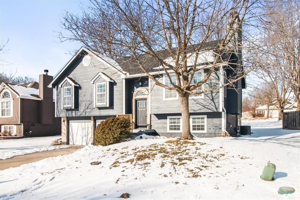 209 NE Chateau Drive — photo 2