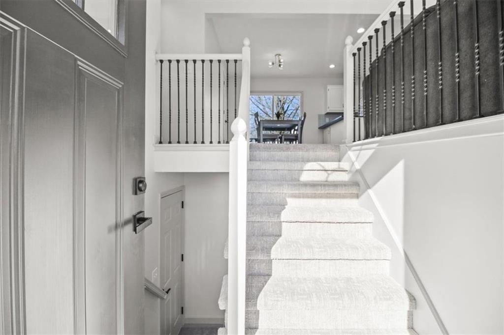 209 NE Chateau Drive — photo 3