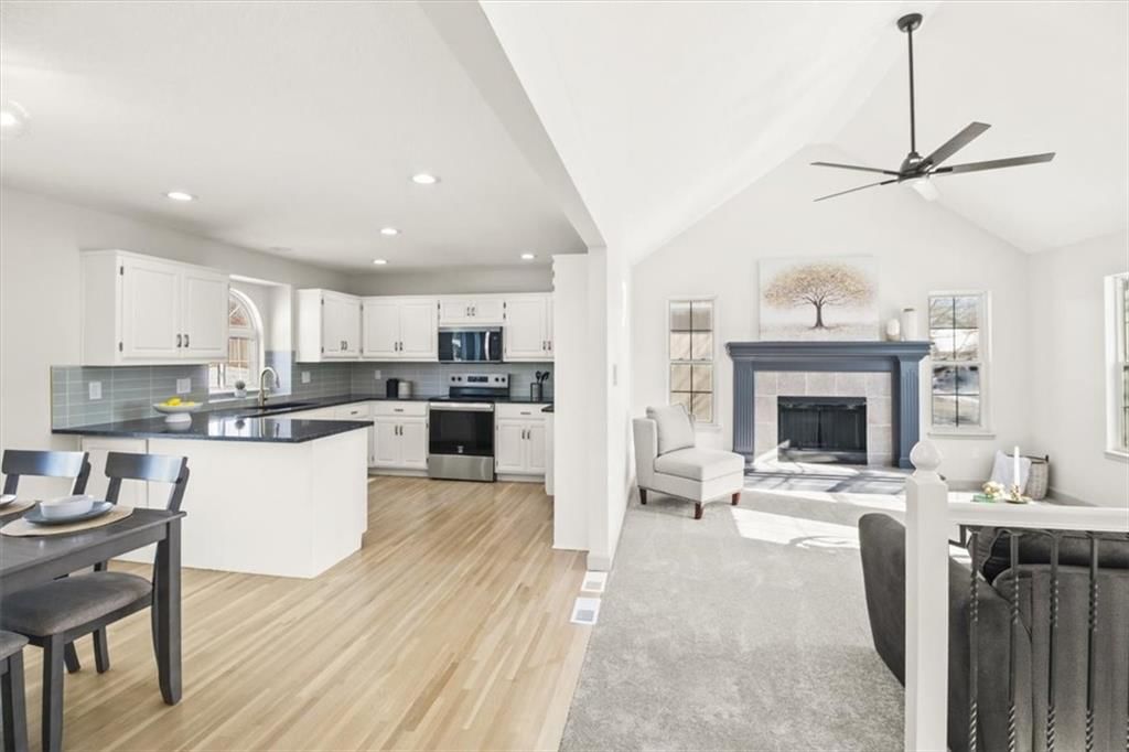 209 NE Chateau Drive — photo 6