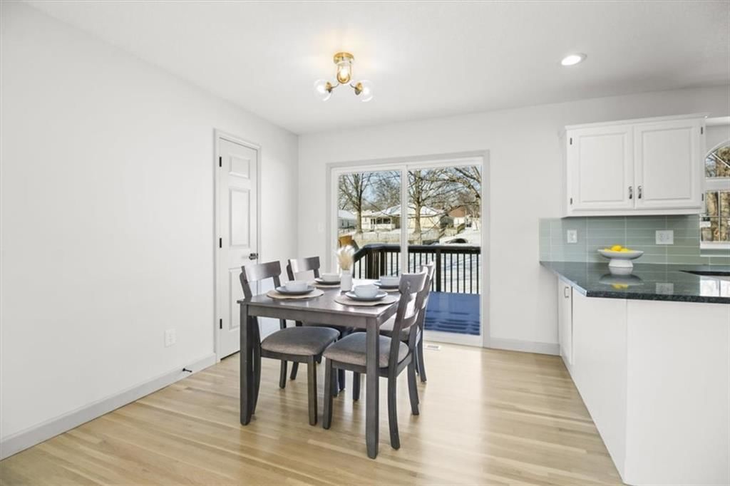 209 NE Chateau Drive — photo 7