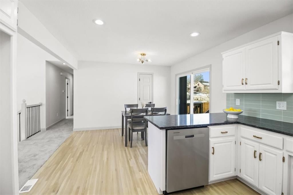209 NE Chateau Drive — photo 8