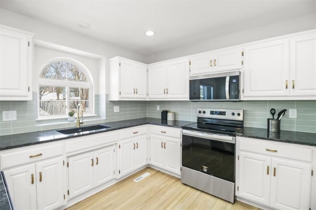 209 NE Chateau Drive — photo 9