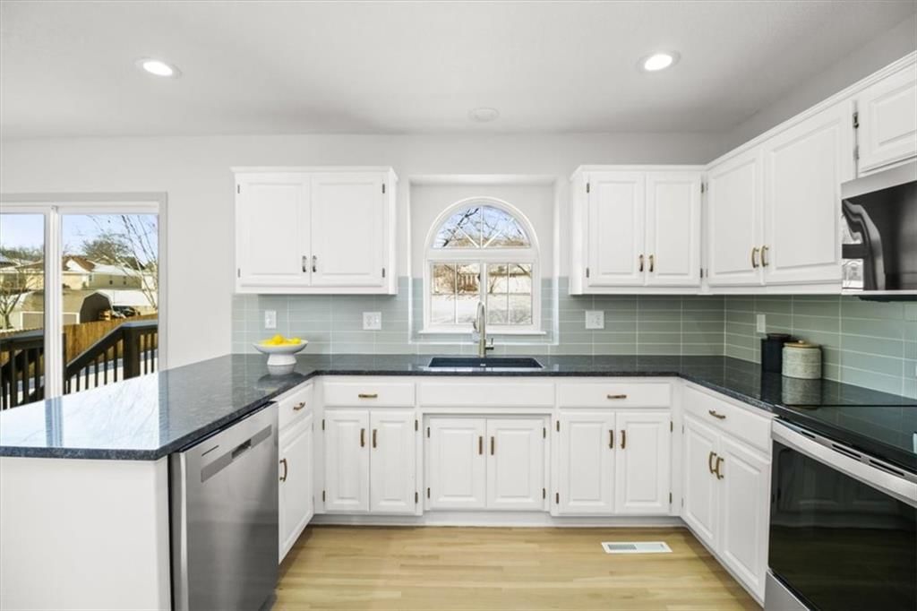 209 NE Chateau Drive — photo 12