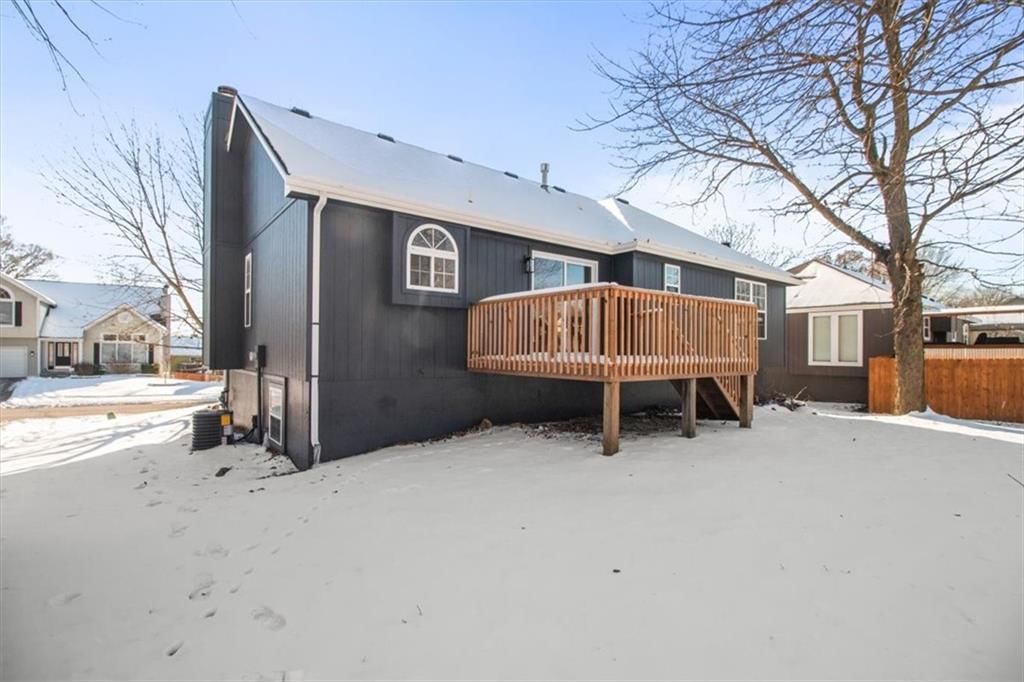 209 NE Chateau Drive — photo 23