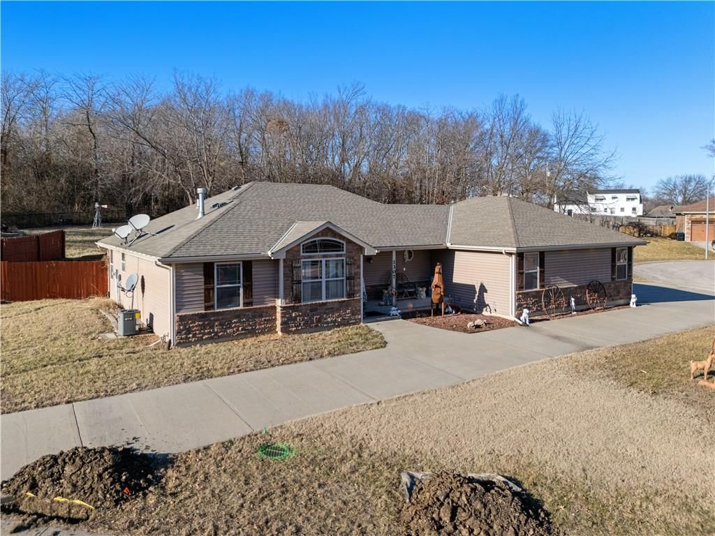 1307 Lawndale Avenue — photo 3