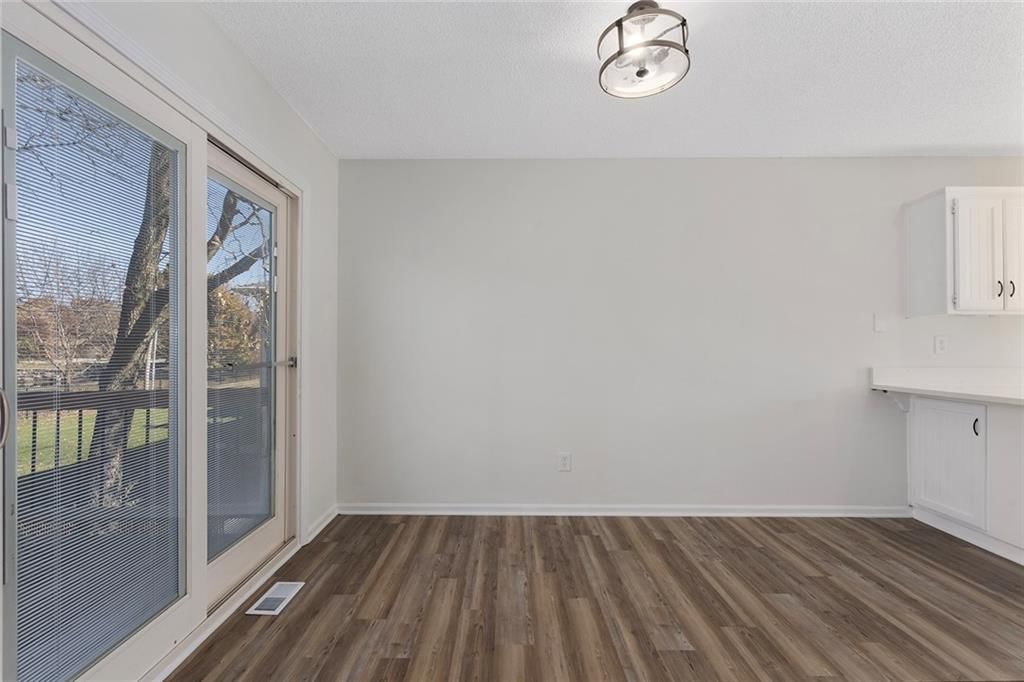 15528 Crestwood Drive — photo 8
