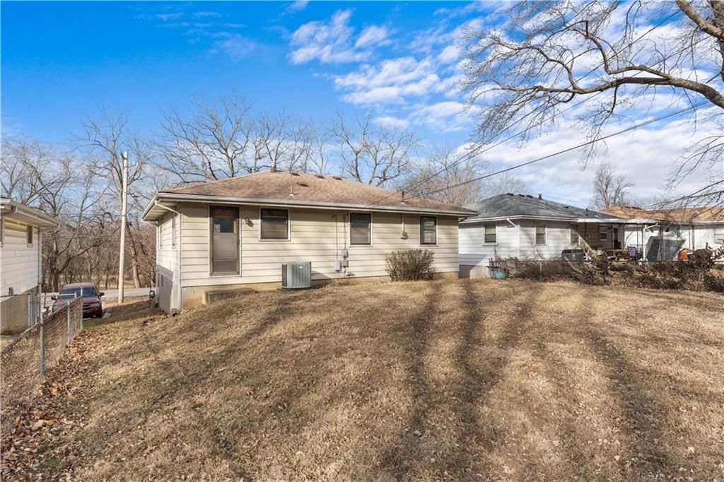 1227 Dickinson Road — photo 3