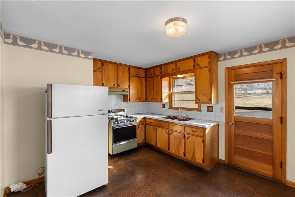 1227 Dickinson Road — photo 9