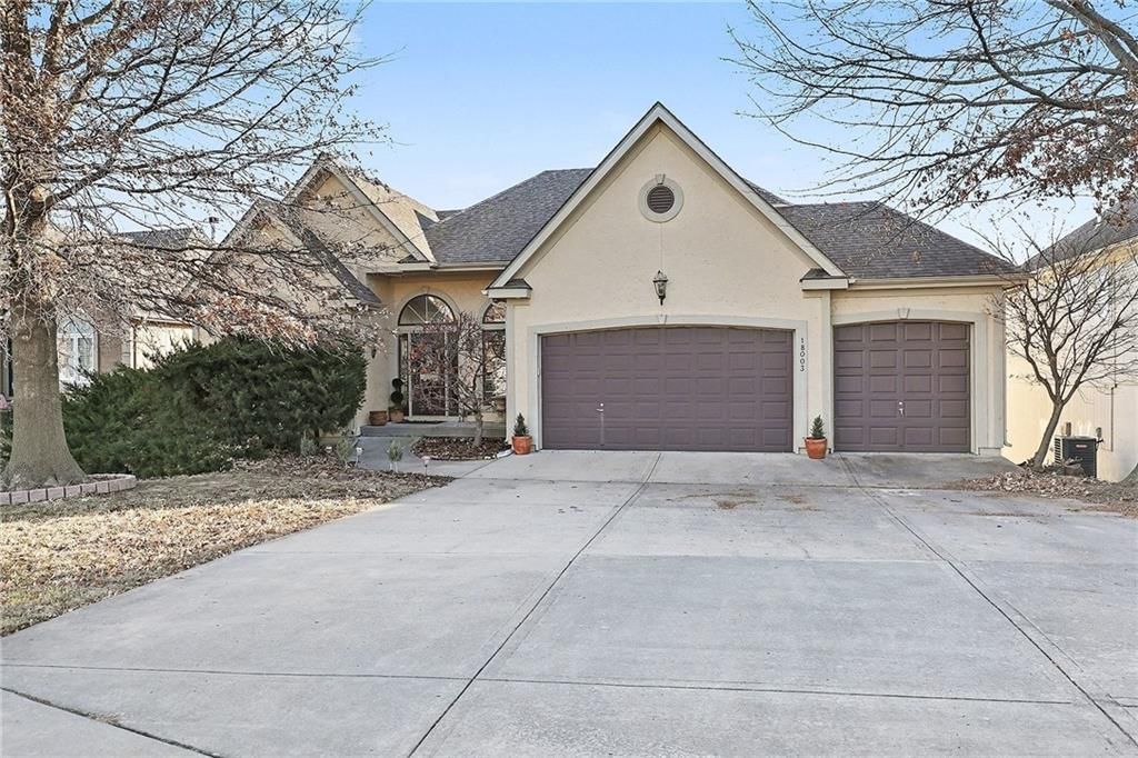 18003 Rollins Drive, Smithville, MO