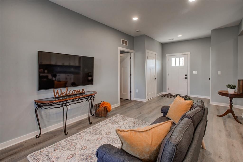 106 E Walker Drive — photo 9