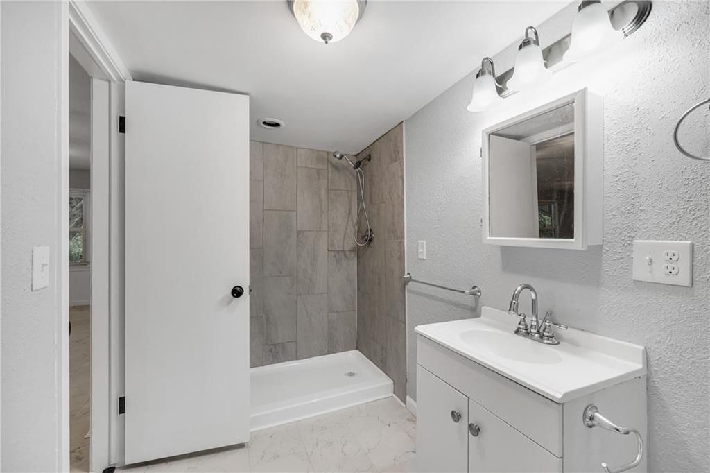 2700 Englewood Terrace — photo 14