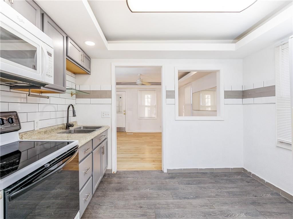 2457 Poplar Avenue — photo 3