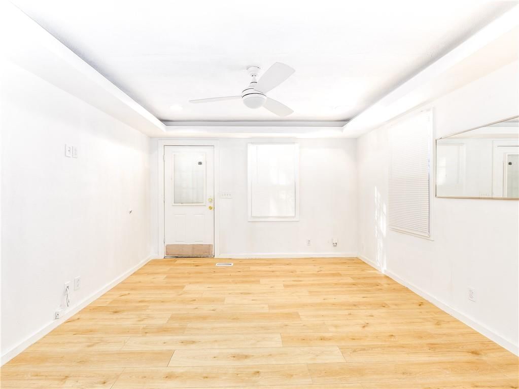 2457 Poplar Avenue — photo 5