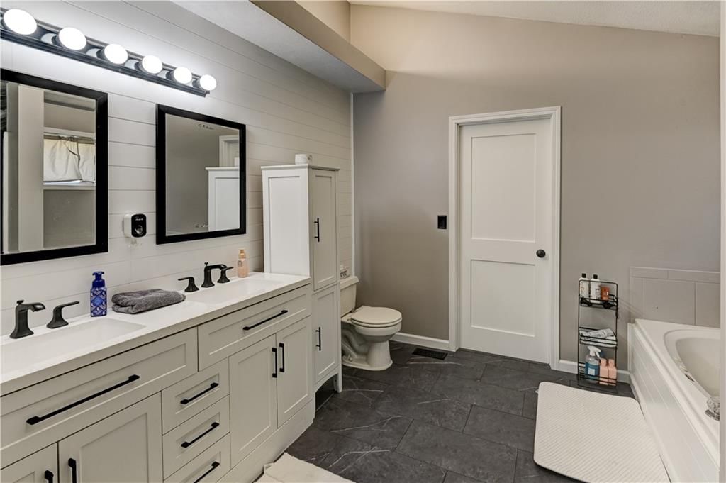 1005 NE Scenic Court — photo 15