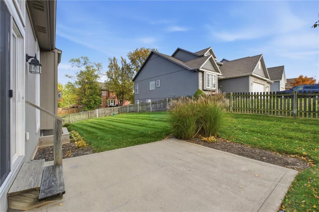 1009 SW Blazing Star Drive — photo 27