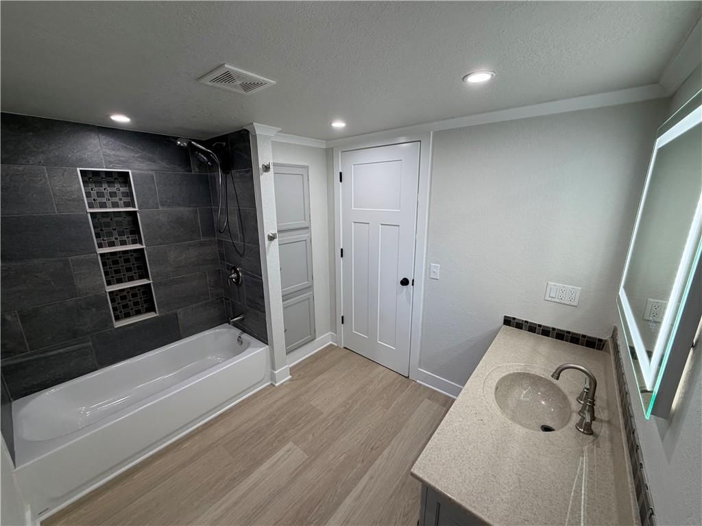 409 W Ohio Street — photo 15