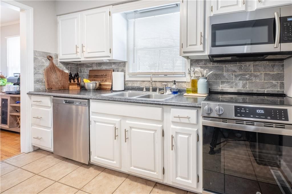 3310 S Maywood Avenue — photo 11