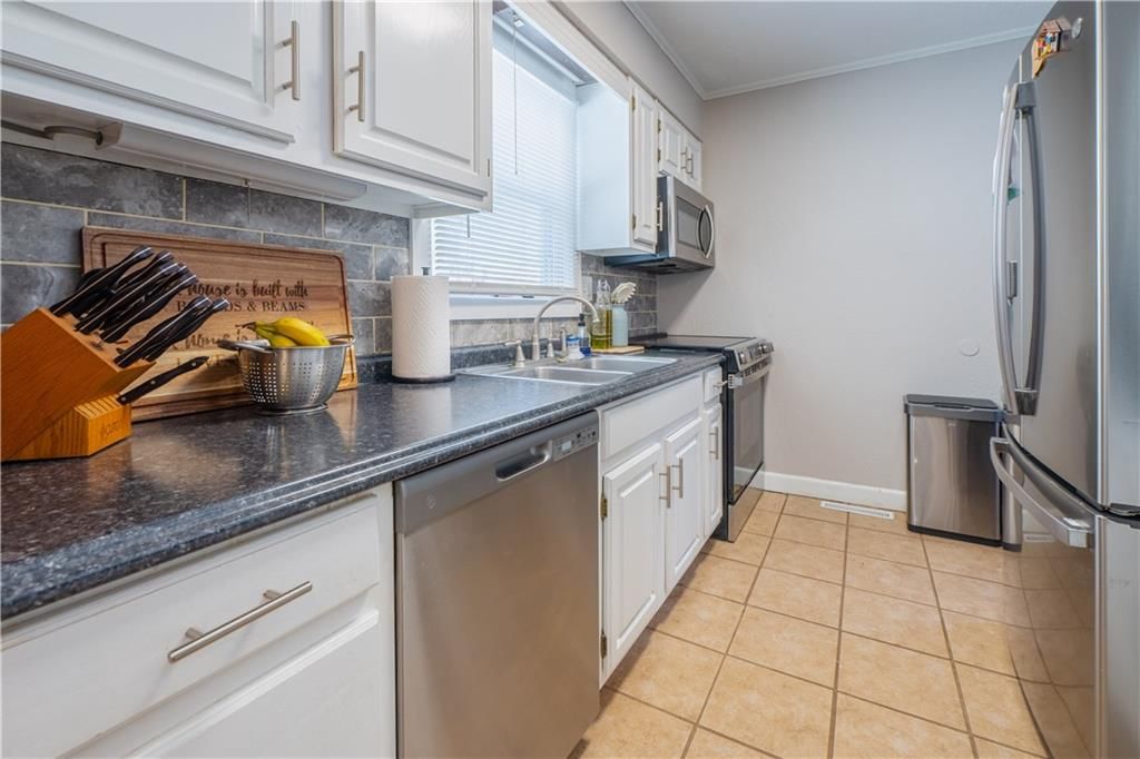 3310 S Maywood Avenue — photo 12