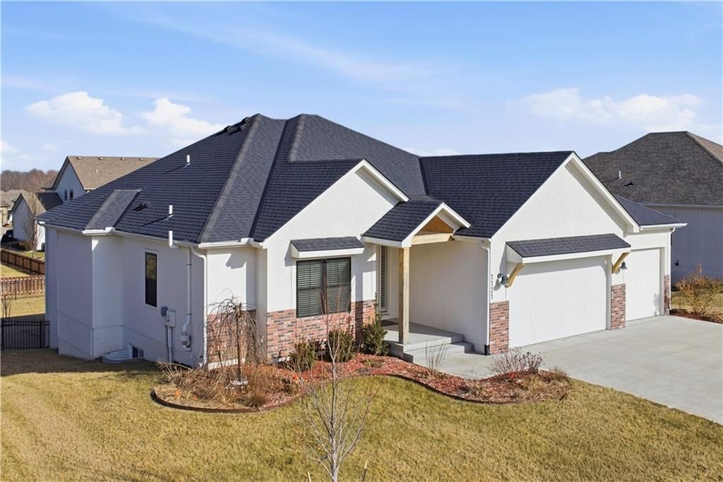1121 SW Brookside Court — photo 2