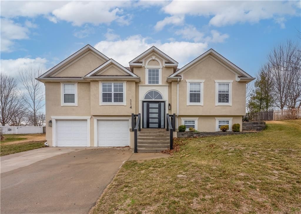 114 Deerfield Drive, Warrensburg, MO