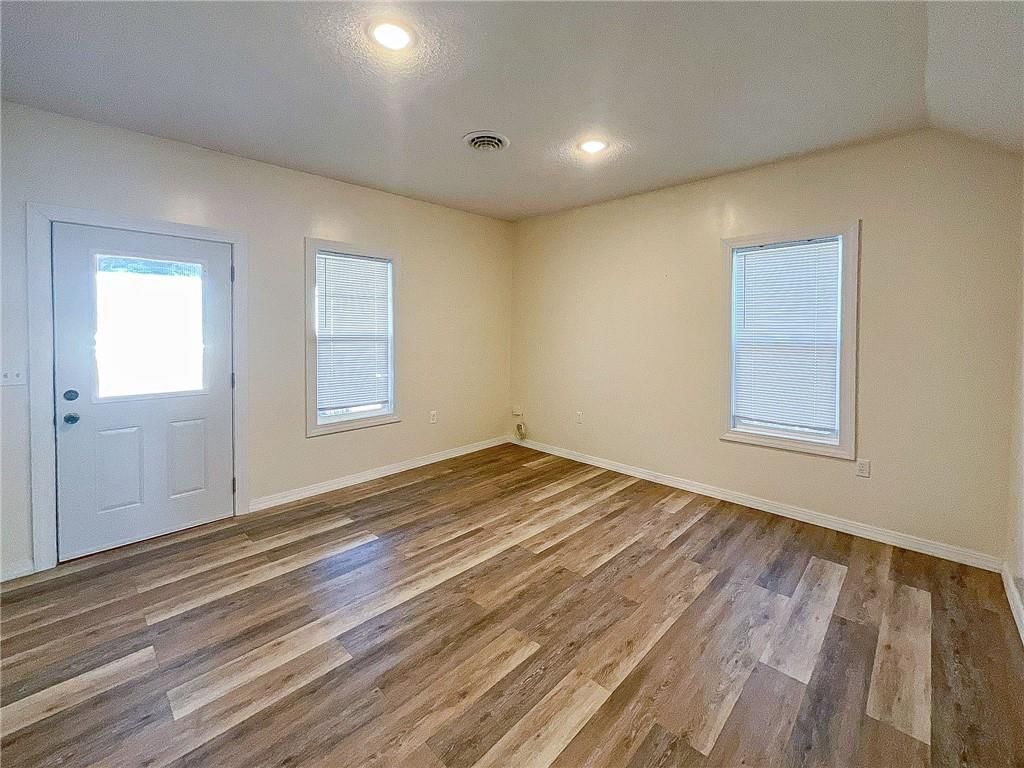 1216 E 4th Street — photo 4