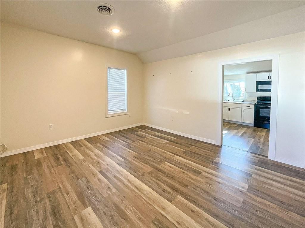 1216 E 4th Street — photo 6
