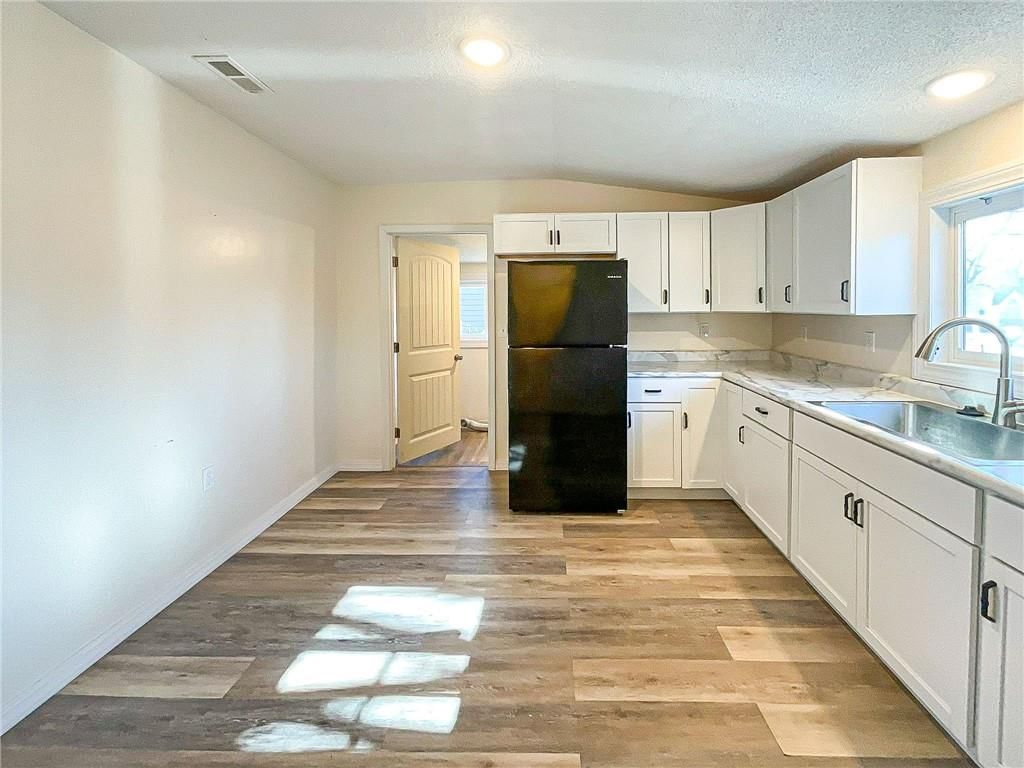 1216 E 4th Street — photo 9