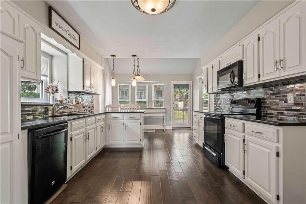 312 NW Locust Street — photo 8