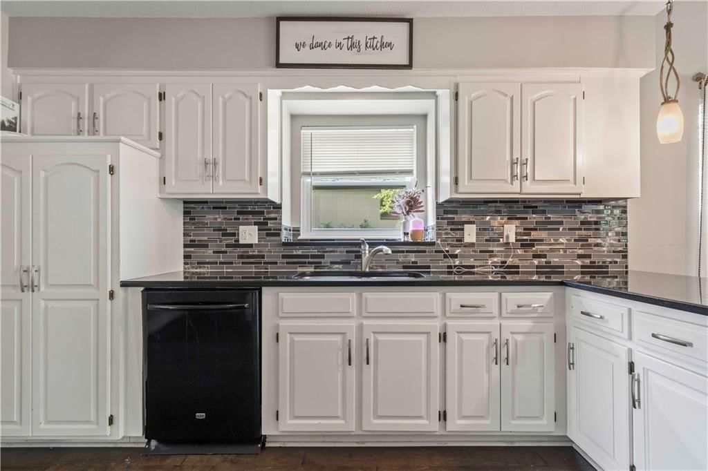 312 NW Locust Street — photo 10