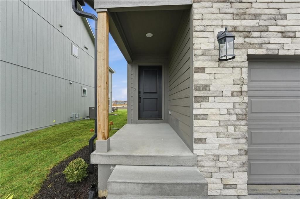 1312 SE Windbreak Drive — photo 3